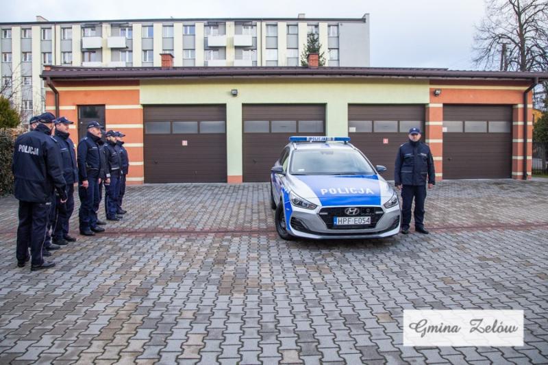 Zelowska policja z nowym samochodem