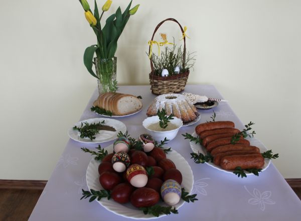 wielkanocny stół z potrawami w Walewicach